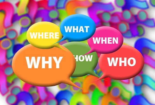 Bunte Sprechblasen mit Fragen Why, Where, What, When, How, Who