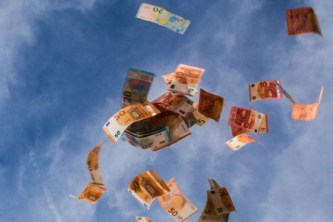 Geld fliegt in der Luft