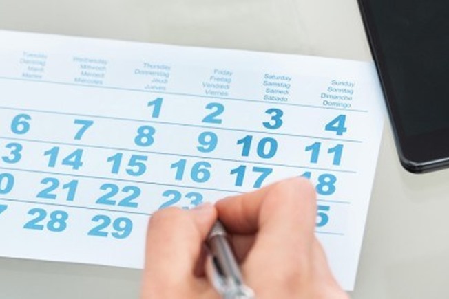 Kalender - Hand schreibt Termin für Litano-Workshops und Coaching