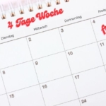 Kalender mit vier frei markierten Freitagen - 4 Tage Woche