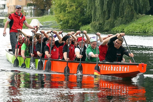 Team paddelt Drachenboot -Teama